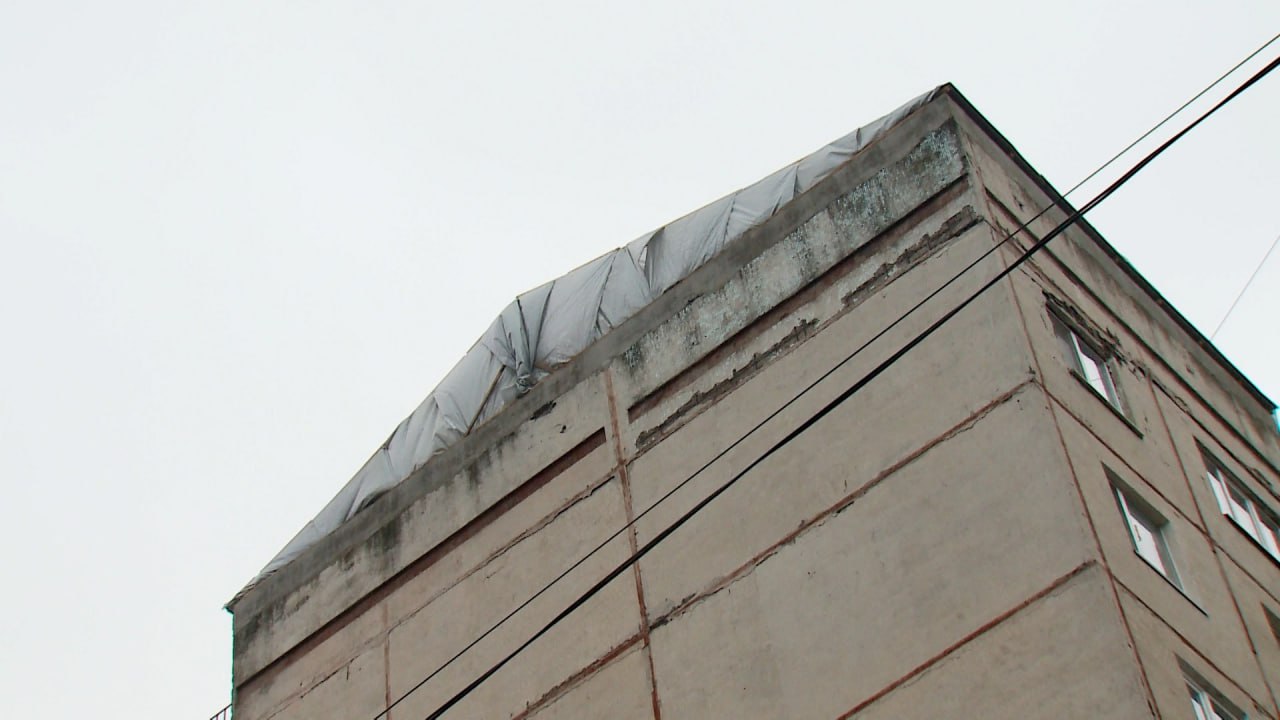 Дождливая погода не мешает тюменским строителям проводить капремонты кровель: они возводят конструкции, которые не позволяют осадкам попадать на участки, где ведутся работы Дождливая погода не мешает тюменским строителям проводить капремонты кровель: они возводят конструкции, которые не позволяют осадкам попадать на участки, где ведутся работы