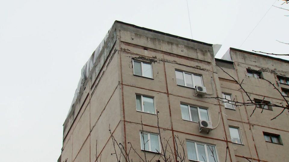 Дождливая погода не мешает тюменским строителям проводить капремонты кровель: они возводят конструкции, которые не позволяют осадкам попадать на участки, где ведутся работы Дождливая погода не мешает тюменским строителям проводить капремонты кровель: они возводят конструкции, которые не позволяют осадкам попадать на участки, где ведутся работы