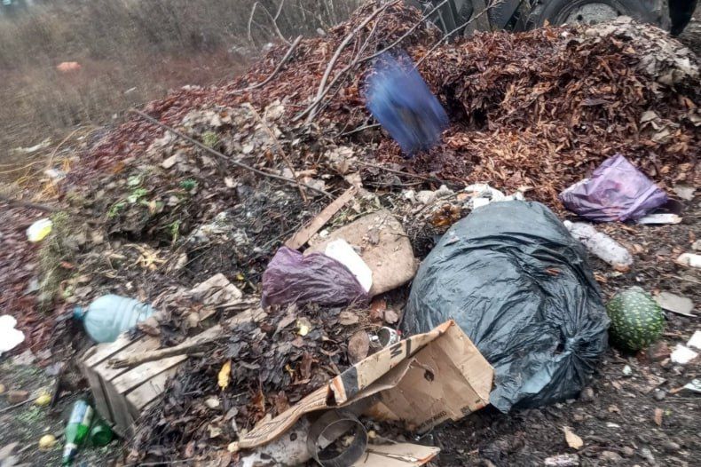 Уборка несанкционированных свалок в Червонопартизанске продолжается Уборка несанкционированных свалок в Червонопартизанске продолжается
