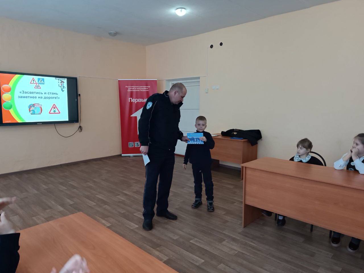 В Брянке сотрудники ГИБДД совместно с педагогическим составом Брянковской УВК N5 провели викторину на знание ПДД с младшими классами В Брянке сотрудники ГИБДД совместно с педагогическим составом Брянковской УВК N5 провели викторину на знание ПДД с младшими классами