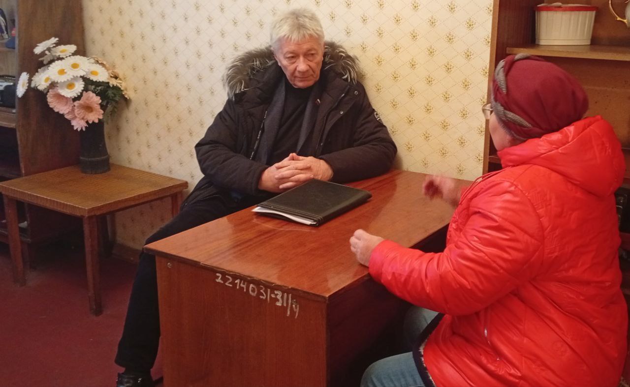 Продолжается декада приема граждан партии «Единая Россия» Жители обращаются с проблемными вопросами к депутатам Совета ГО Красный Луч Продолжается декада приема граждан партии «Единая Россия» Жители обращаются с проблемными вопросами к депутатам Совета ГО Красный Луч