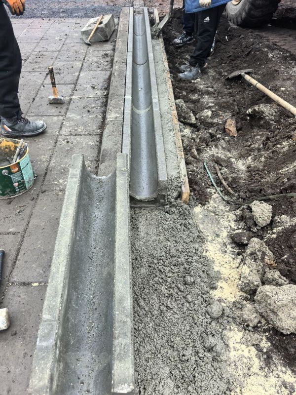 Работы по благоустройству сквера по улице Ильича продолжаются и в выходные дни