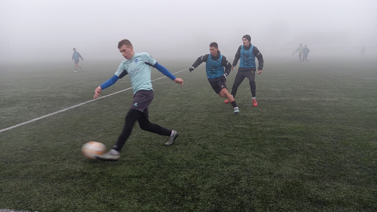 Сегодня, несмотря на погодные условия, на стадионе "Шахтер" состоялся товарищеский матч между футбольными командами "Шахтер" 2009-2010 г.р. г. Перевальск и "Бажановец" 2009 г.р. г. Макеевка. Команды сражались достойно, и со... Сегодня, несмотря на погодные условия, на стадионе "Шахтер" состоялся товарищеский матч между футбольными командами "Шахтер" 2009-2010 г.р. г. Перевальск и "Бажановец" 2009 г.р. г. Макеевка. Команды сражались достойно, и со...