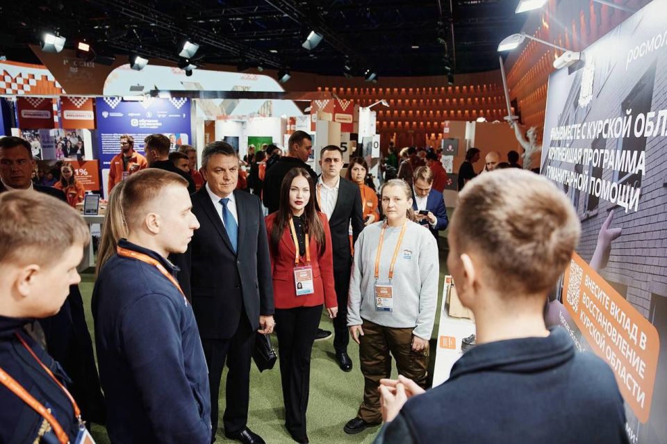 Леонид Пасечник на Международном форуме #МЫВМЕСТЕ посетил выставку и снял шар с «Елки желаний» Леонид Пасечник на Международном форуме #МЫВМЕСТЕ посетил выставку и снял шар с «Елки желаний»
