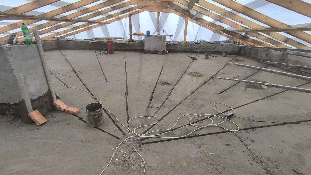 Дождливая погода не мешает тюменским строителям проводить капремонты кровель: они возводят конструкции, которые не позволяют осадкам попадать на участки, где ведутся работы Дождливая погода не мешает тюменским строителям проводить капремонты кровель: они возводят конструкции, которые не позволяют осадкам попадать на участки, где ведутся работы