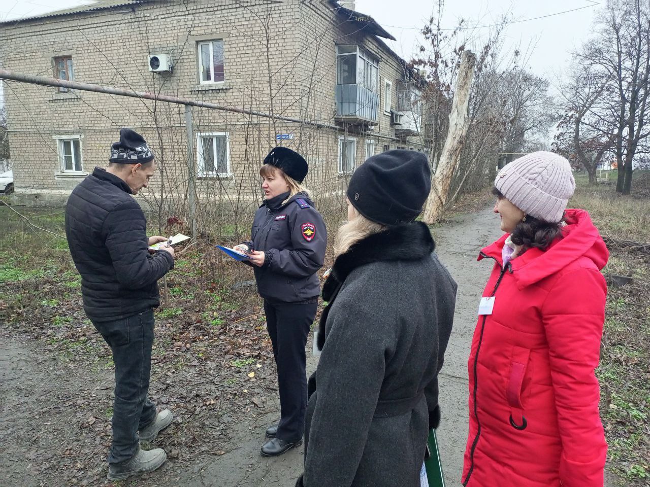 В первую неделю декабря «Родительский патруль» Червонополянского УВК и Антрацитовской ОШ № 4 совместно с сотрудниками ОГИБДД ОМВД России "Антрацитовский" провели профилактические мероприятия В первую неделю декабря «Родительский патруль» Червонополянского УВК и Антрацитовской ОШ № 4 совместно с сотрудниками ОГИБДД ОМВД России "Антрацитовский" провели профилактические мероприятия