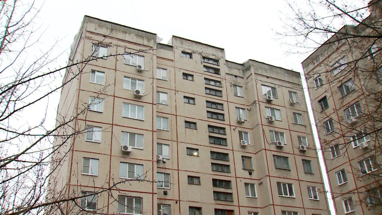 Дождливая погода не мешает тюменским строителям проводить капремонты кровель: они возводят конструкции, которые не позволяют осадкам попадать на участки, где ведутся работы