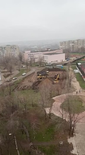 С раннего утра до позднего вечера строители работают рядом с будущим модульным бассейном в луганском квартале Ольховский