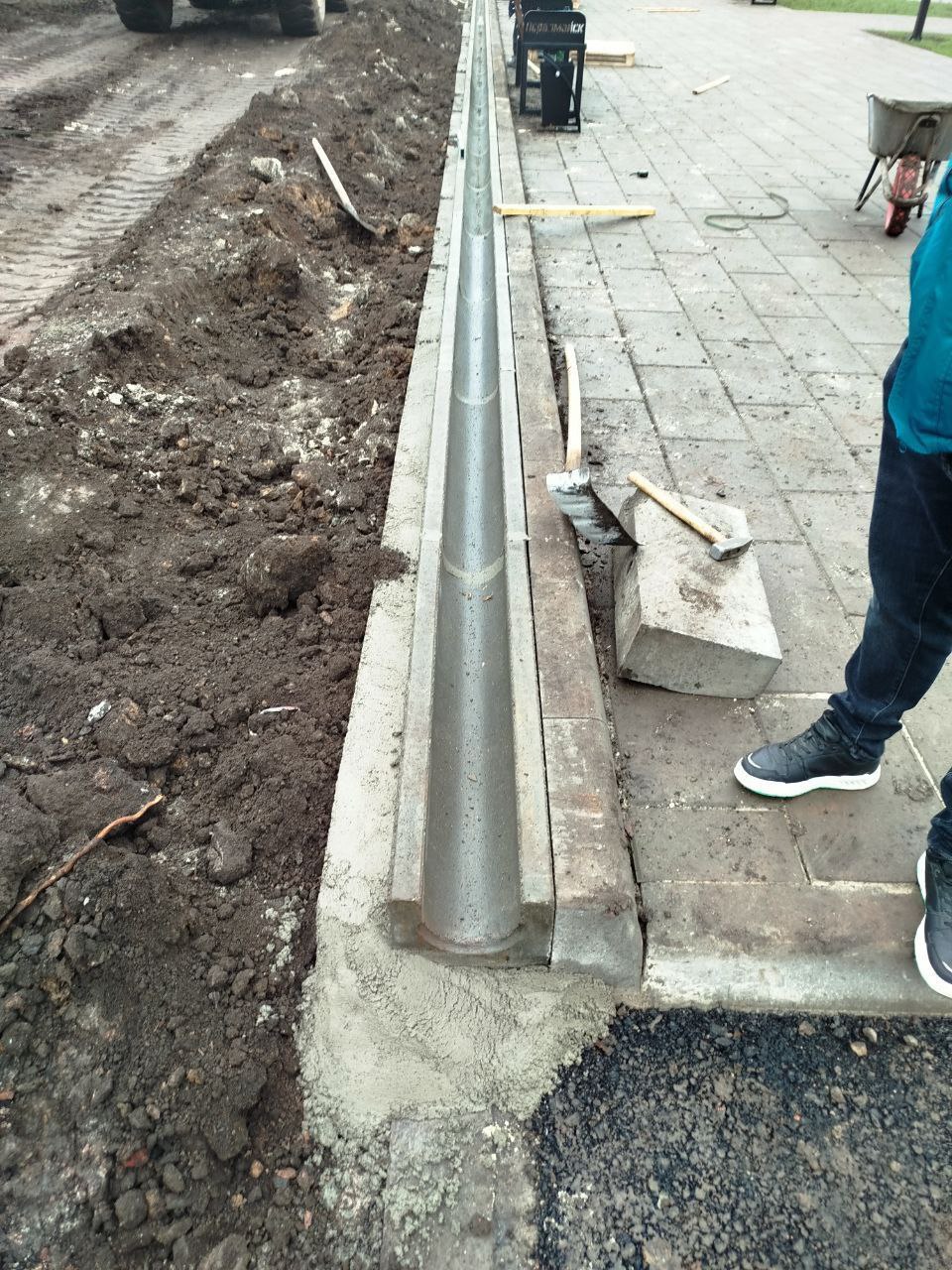 Работы по благоустройству сквера по улице Ильича продолжаются и в выходные дни Работы по благоустройству сквера по улице Ильича продолжаются и в выходные дни