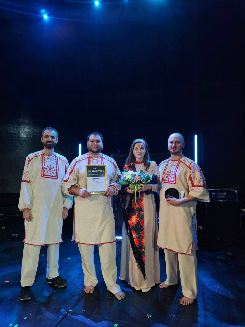 Талантливые артисты Луганской академической филармонии — Валерия Наркевич, Андрей Корбич, Александр Бичиашвили и Антон Скоробогатов — в составе группы «Тиссая» достойно представили Луганск в финале II Всероссийского конкурса... Талантливые артисты Луганской академической филармонии — Валерия Наркевич, Андрей Корбич, Александр Бичиашвили и Антон Скоробогатов — в составе группы «Тиссая» достойно представили Луганск в финале II Всероссийского конкурса...