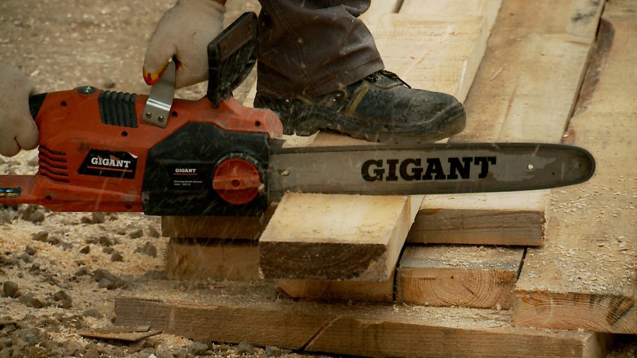 На прилегающей к Краснодонскому ЗАГСу территории тюменские строители возводят опорную стену На прилегающей к Краснодонскому ЗАГСу территории тюменские строители возводят опорную стену