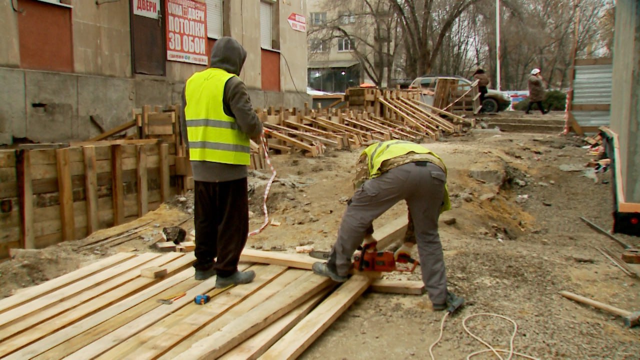 На прилегающей к Краснодонскому ЗАГСу территории тюменские строители возводят опорную стену На прилегающей к Краснодонскому ЗАГСу территории тюменские строители возводят опорную стену