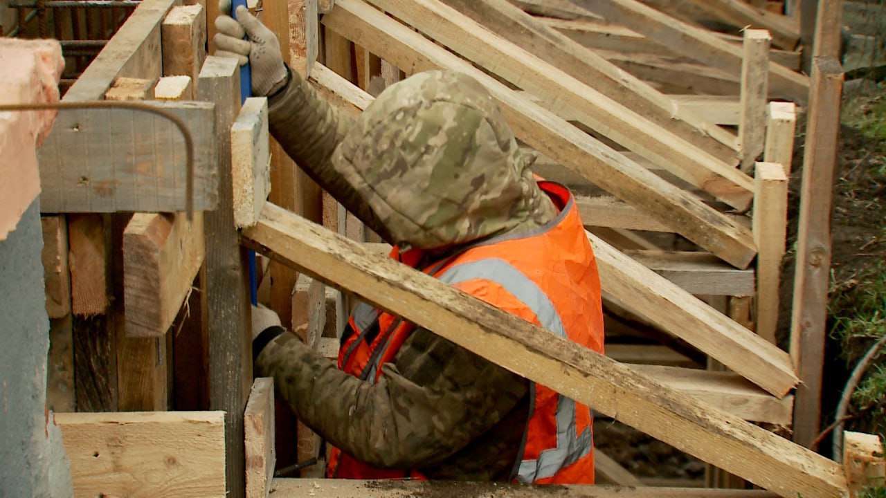 На прилегающей к Краснодонскому ЗАГСу территории тюменские строители возводят опорную стену На прилегающей к Краснодонскому ЗАГСу территории тюменские строители возводят опорную стену