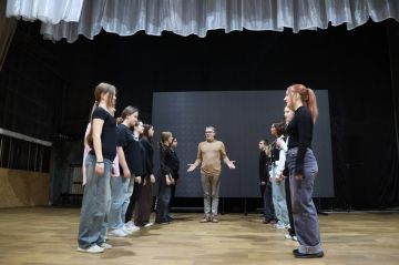 Проект «Объединяя театром» собрал более 150 юных актёров со всей Луганской Народной Республики