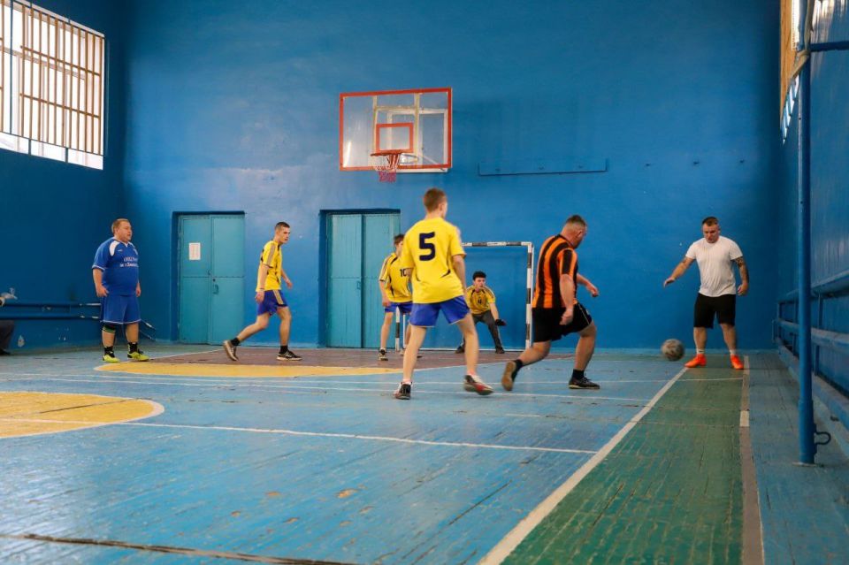 111111 Команда полицейских и состоящей на учёте детворы сыграла товарищеский матч по футболу со студентами луганского колледжа 111111 Команда полицейских и состоящей на учёте детворы сыграла товарищеский матч по футболу со студентами луганского колледжа