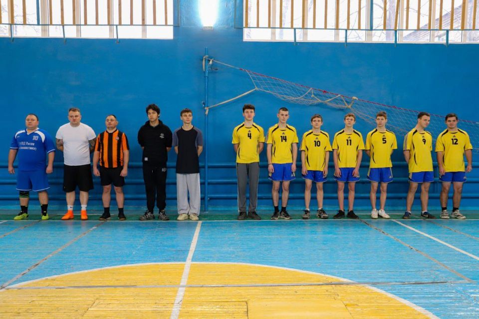 111111 Команда полицейских и состоящей на учёте детворы сыграла товарищеский матч по футболу со студентами луганского колледжа 111111 Команда полицейских и состоящей на учёте детворы сыграла товарищеский матч по футболу со студентами луганского колледжа