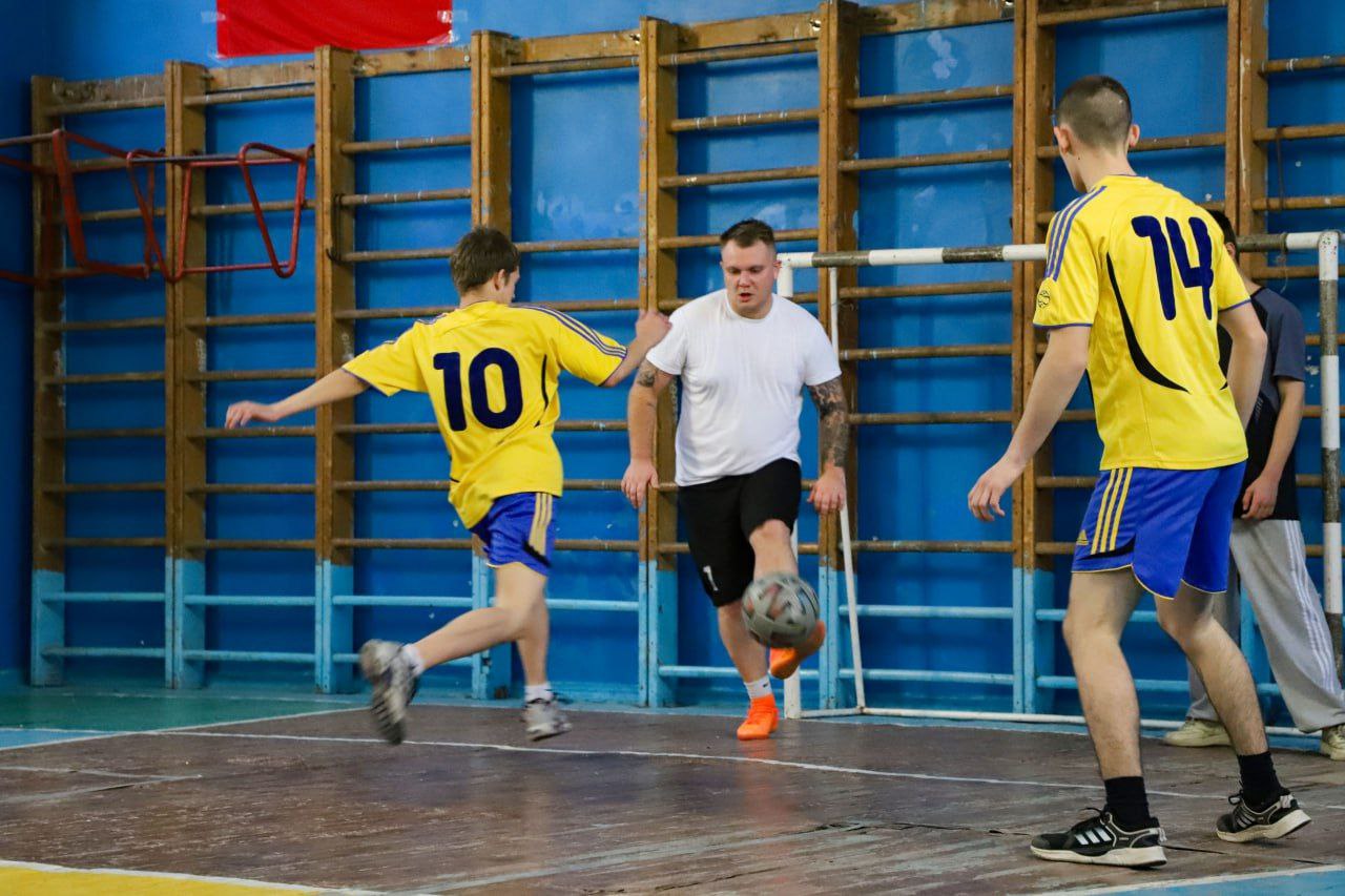 111111 Команда полицейских и состоящей на учёте детворы сыграла товарищеский матч по футболу со студентами луганского колледжа 111111 Команда полицейских и состоящей на учёте детворы сыграла товарищеский матч по футболу со студентами луганского колледжа