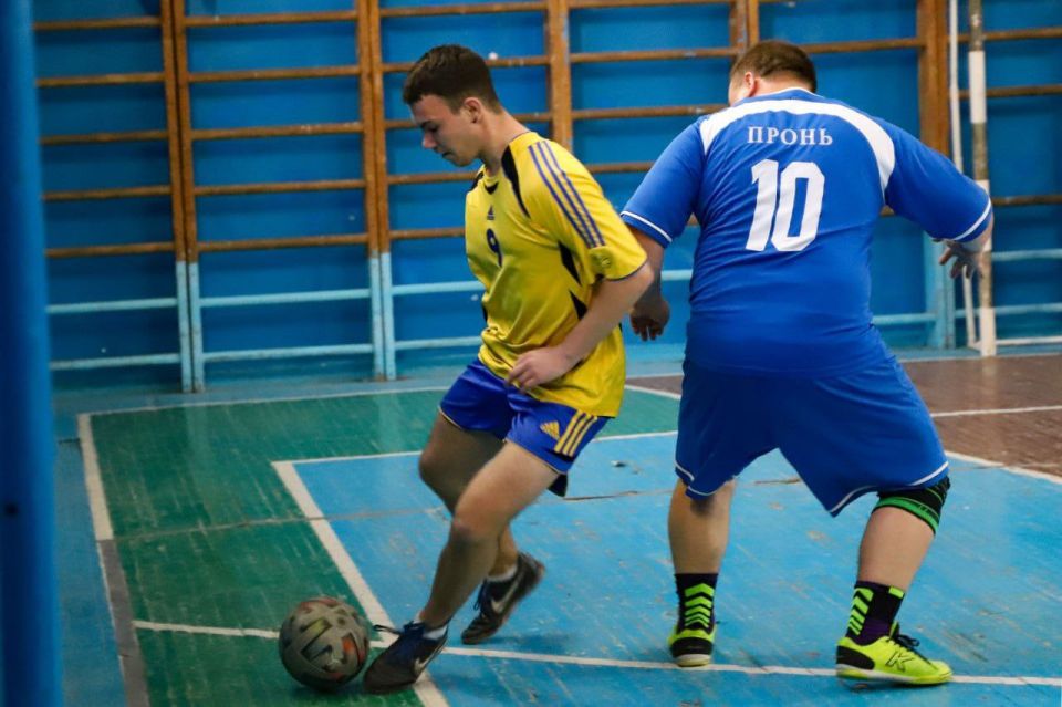 111111 Команда полицейских и состоящей на учёте детворы сыграла товарищеский матч по футболу со студентами луганского колледжа 111111 Команда полицейских и состоящей на учёте детворы сыграла товарищеский матч по футболу со студентами луганского колледжа