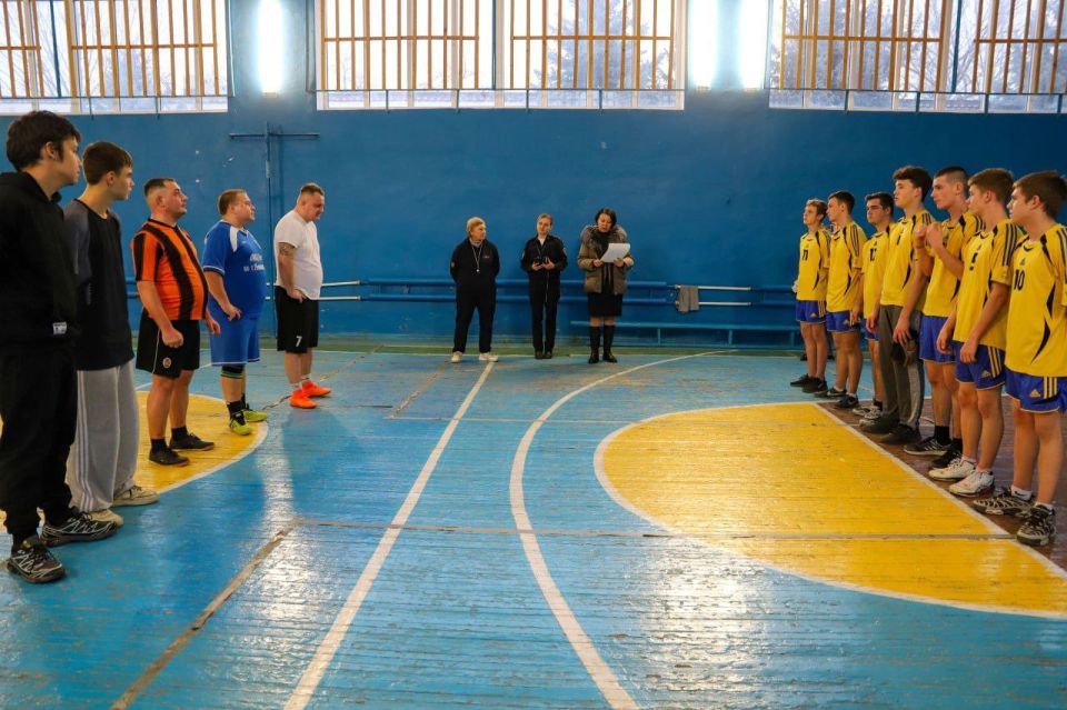 111111 Команда полицейских и состоящей на учёте детворы сыграла товарищеский матч по футболу со студентами луганского колледжа 111111 Команда полицейских и состоящей на учёте детворы сыграла товарищеский матч по футболу со студентами луганского колледжа