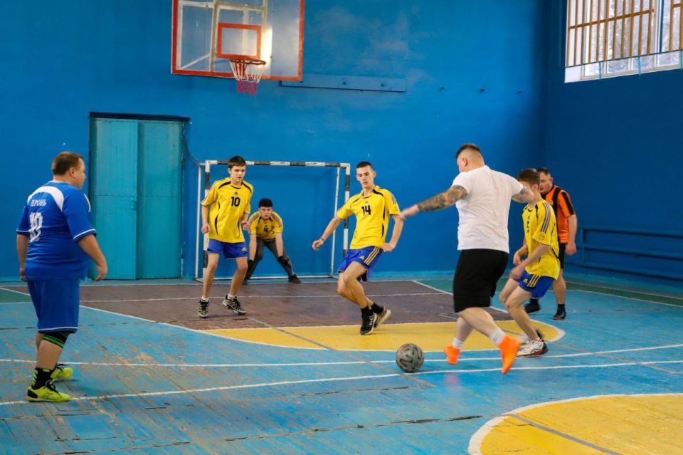 111111 Команда полицейских и состоящей на учёте детворы сыграла товарищеский матч по футболу со студентами луганского колледжа 111111 Команда полицейских и состоящей на учёте детворы сыграла товарищеский матч по футболу со студентами луганского колледжа