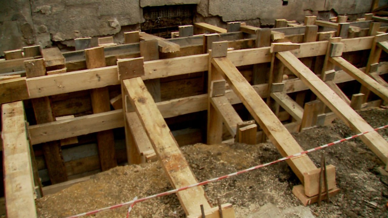 На прилегающей к Краснодонскому ЗАГСу территории тюменские строители возводят опорную стену На прилегающей к Краснодонскому ЗАГСу территории тюменские строители возводят опорную стену