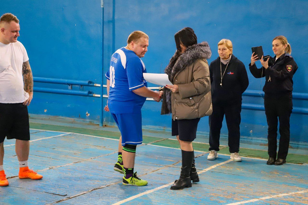 111111 Команда полицейских и состоящей на учёте детворы сыграла товарищеский матч по футболу со студентами луганского колледжа 111111 Команда полицейских и состоящей на учёте детворы сыграла товарищеский матч по футболу со студентами луганского колледжа