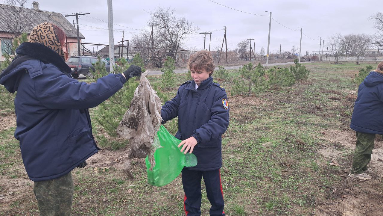 Активисты 6, 7-А и 8-А казачьих классов "Станично-Луганской средней школы имени Грекова П.М." показали замечательный пример гражданской ответственности и экологической сознательности, проведя субботник в Сквере... Активисты 6, 7-А и 8-А казачьих классов "Станично-Луганской средней школы имени Грекова П.М." показали замечательный пример гражданской ответственности и экологической сознательности, проведя субботник в Сквере...