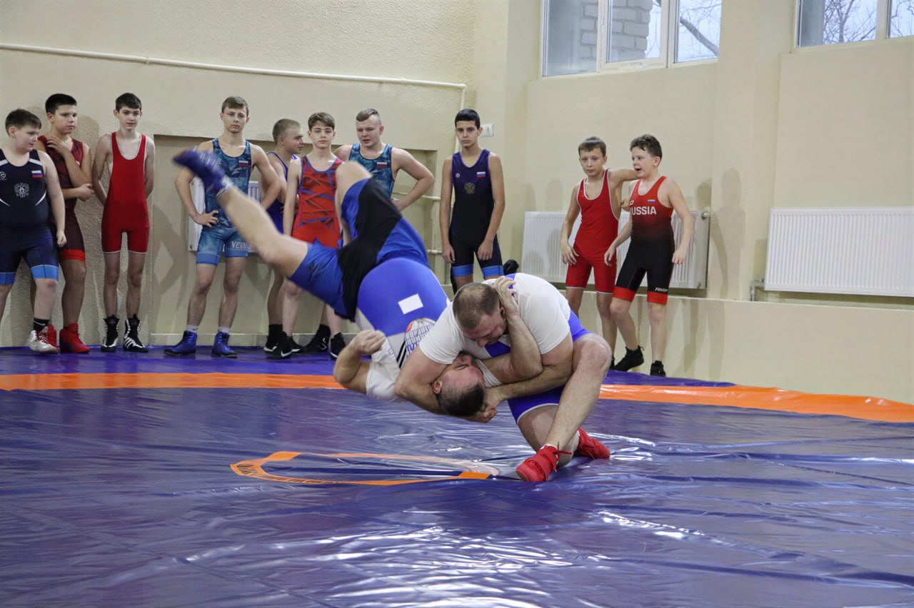 В Стахановской спортивной школе № 1 обновили два тренировочных зала В Стахановской спортивной школе № 1 обновили два тренировочных зала