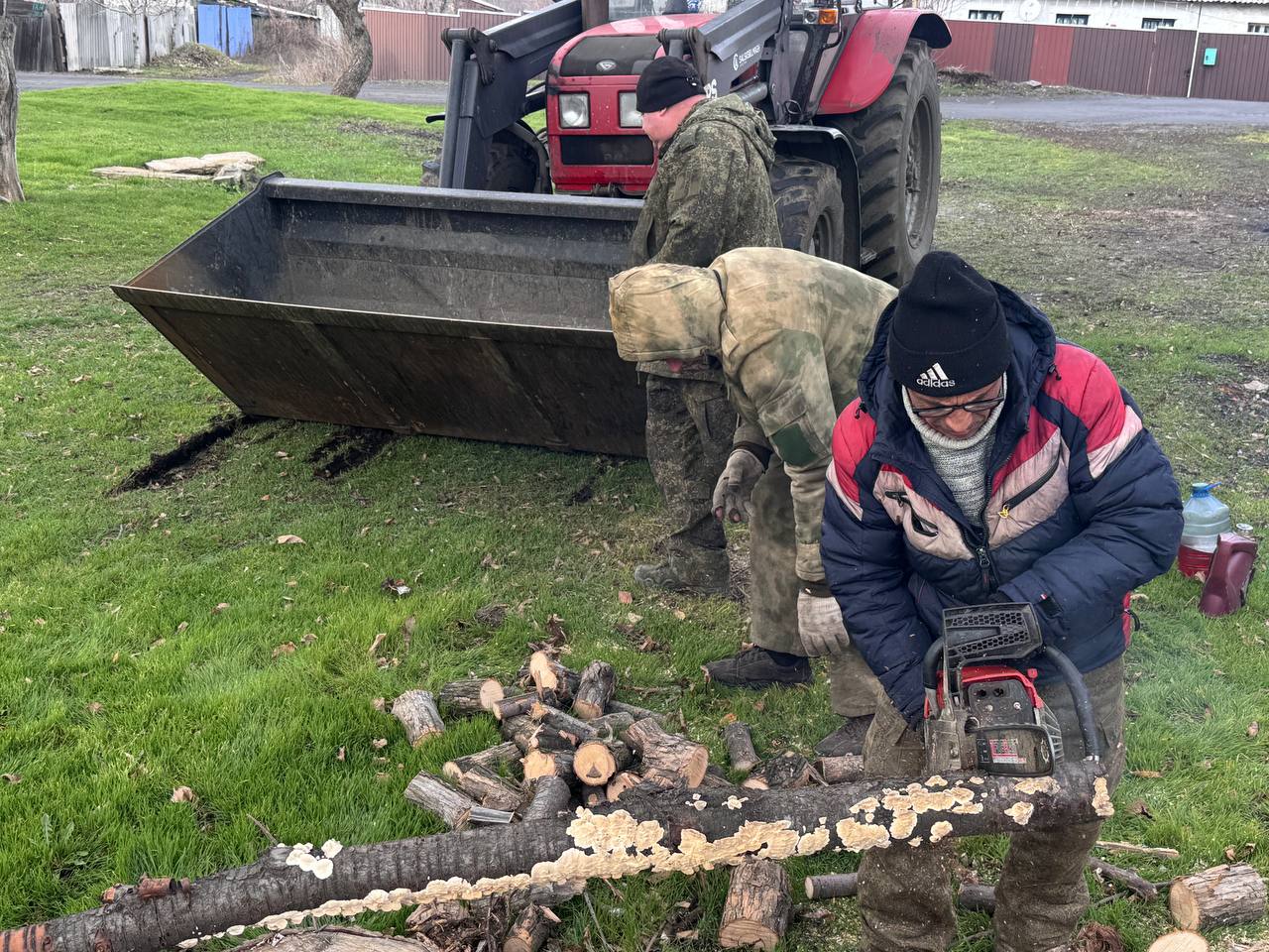 Отдел жизнеобеспечения пгт Дзержинский Администрации городского округа город Ровеньки в сотрудничестве с МУП «ЖЭК» г. Ровеньки оказали помощь семье переселенцев, живущих на территории пгт Дзержинский Отдел жизнеобеспечения пгт Дзержинский Администрации городского округа город Ровеньки в сотрудничестве с МУП «ЖЭК» г. Ровеньки оказали помощь семье переселенцев, живущих на территории пгт Дзержинский
