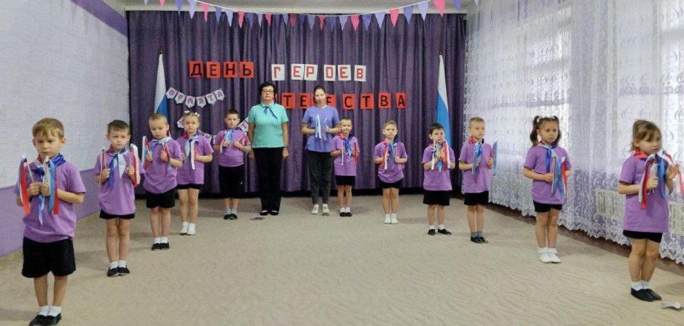 В преддверии Дня Героев Отечества в Краснолучском ясли-саду № 24 «Ивушка» в рамках программы развития социальной активности детей старшего дошкольного возраста «Орлята-дошколята», состоялось литературно-музыкальное... В преддверии Дня Героев Отечества в Краснолучском ясли-саду № 24 «Ивушка» в рамках программы развития социальной активности детей старшего дошкольного возраста «Орлята-дошколята», состоялось литературно-музыкальное...