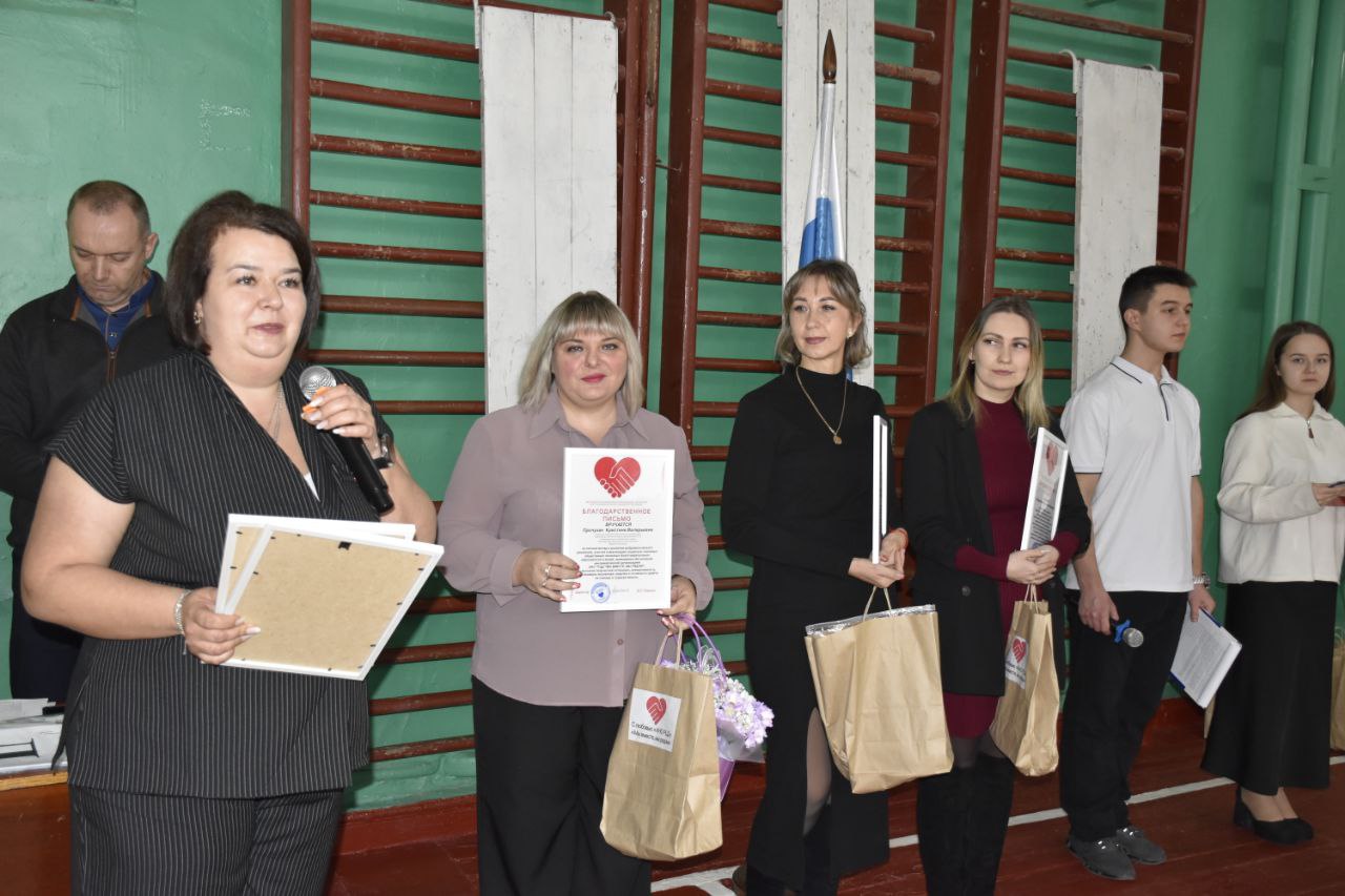 В Красном Луче в Межшкольном центре военно-патриотического воспитания и профессиональной ориентации учащихся состоялся спортивный праздник ко Дню волонтера В Красном Луче в Межшкольном центре военно-патриотического воспитания и профессиональной ориентации учащихся состоялся спортивный праздник ко Дню волонтера