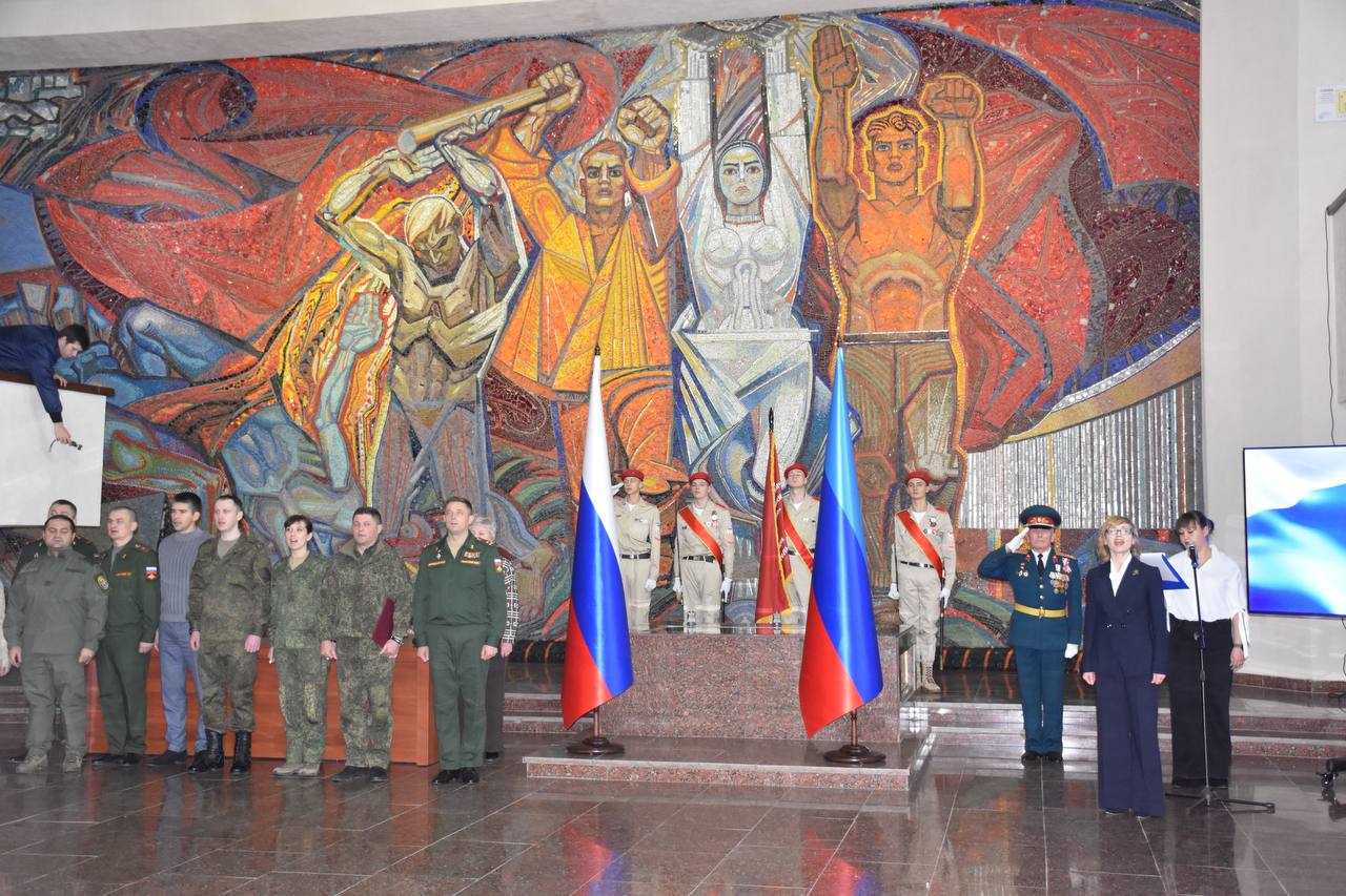 В Краснодоне состоялась торжественная церемония принятия клятвы юнармейцев В Краснодоне состоялась торжественная церемония принятия клятвы юнармейцев