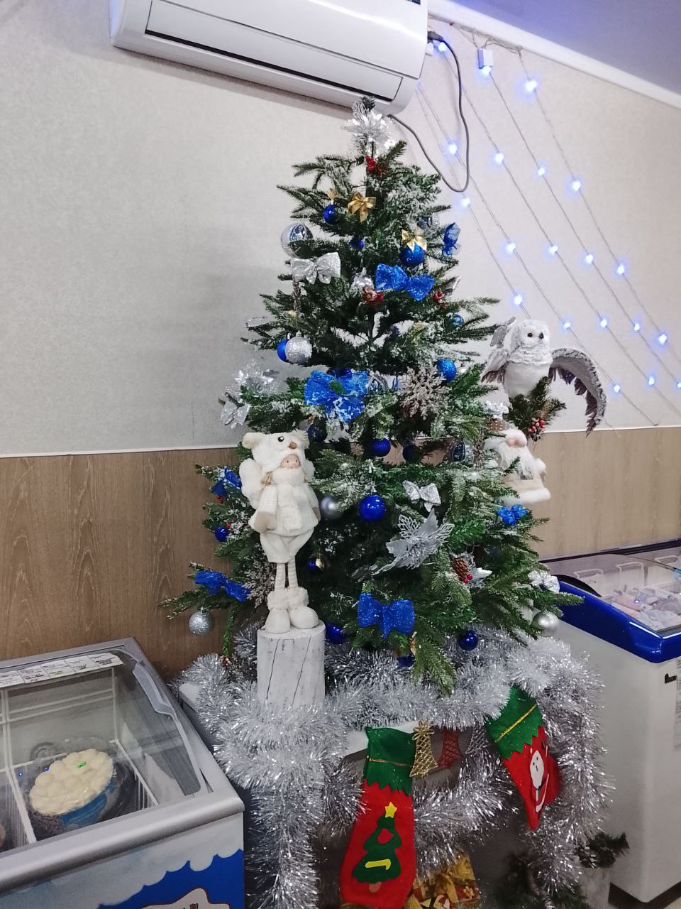 Сотрудниками управления экономики и муниципальной собственности Администрации городского округа город Ровеньки проводится организационная работа с субъектами хозяйствования города по праздничному оформлению торговых точек в...