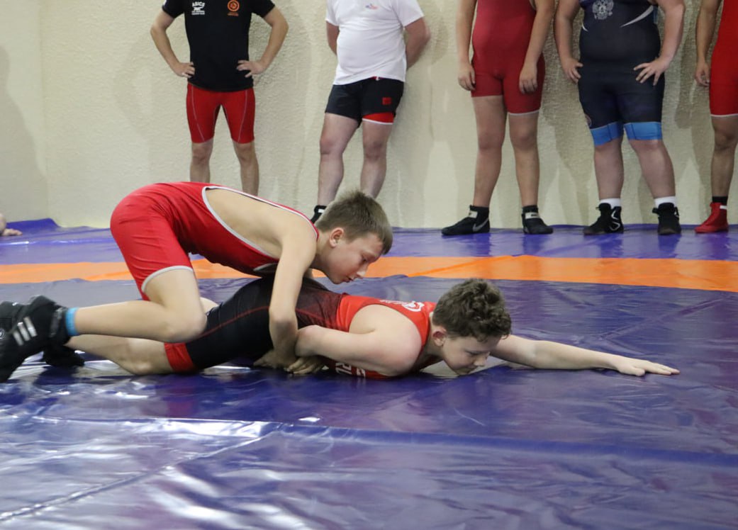 В Стахановской спортивной школе № 1 обновили два тренировочных зала В Стахановской спортивной школе № 1 обновили два тренировочных зала