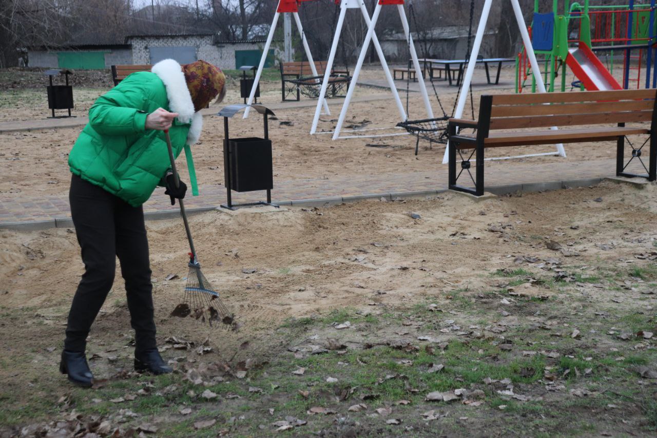Активисты 6, 7-А и 8-А казачьих классов "Станично-Луганской средней школы имени Грекова П.М." показали замечательный пример гражданской ответственности и экологической сознательности, проведя субботник в Сквере... Активисты 6, 7-А и 8-А казачьих классов "Станично-Луганской средней школы имени Грекова П.М." показали замечательный пример гражданской ответственности и экологической сознательности, проведя субботник в Сквере...