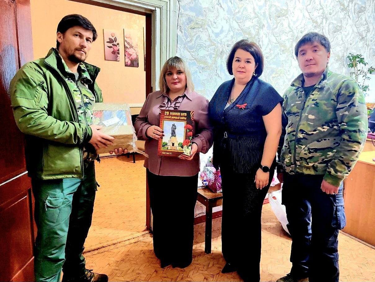 В Красном Луче в Межшкольном центре военно-патриотического воспитания и профессиональной ориентации учащихся состоялся спортивный праздник ко Дню волонтера В Красном Луче в Межшкольном центре военно-патриотического воспитания и профессиональной ориентации учащихся состоялся спортивный праздник ко Дню волонтера