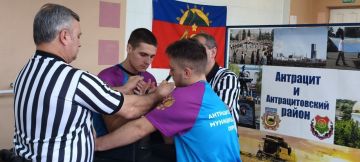 На базе Спортивного комплекса-Антрацит состоялись первые официальные спортивные соревнования "Первенство и Чемпионат Антрацитовского муниципального округа по армрестлингу, посвящённые Дню Героев Отечества"