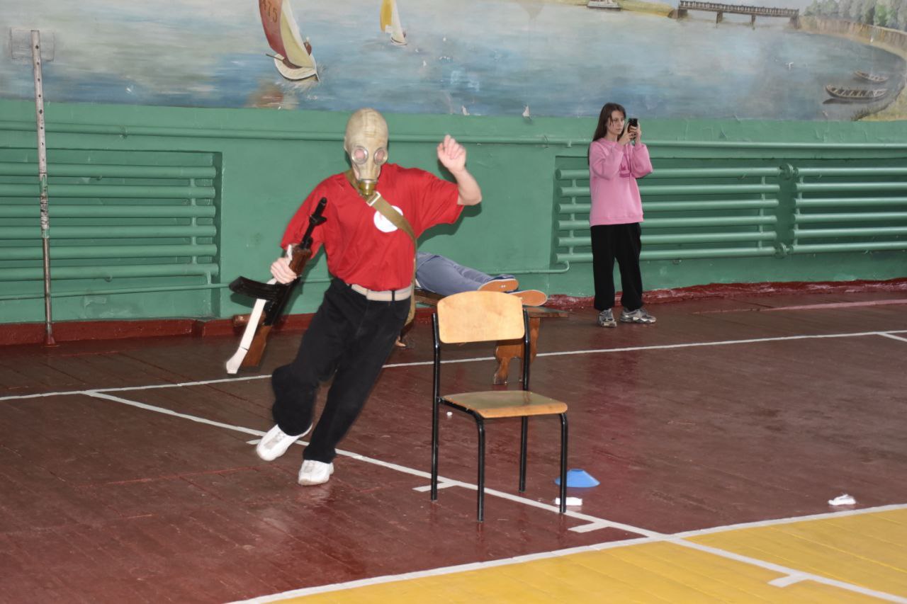 В Красном Луче в Межшкольном центре военно-патриотического воспитания и профессиональной ориентации учащихся состоялся спортивный праздник ко Дню волонтера В Красном Луче в Межшкольном центре военно-патриотического воспитания и профессиональной ориентации учащихся состоялся спортивный праздник ко Дню волонтера