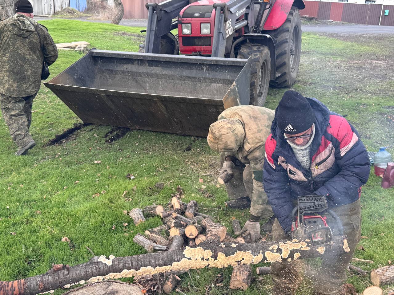 Отдел жизнеобеспечения пгт Дзержинский Администрации городского округа город Ровеньки в сотрудничестве с МУП «ЖЭК» г. Ровеньки оказали помощь семье переселенцев, живущих на территории пгт Дзержинский