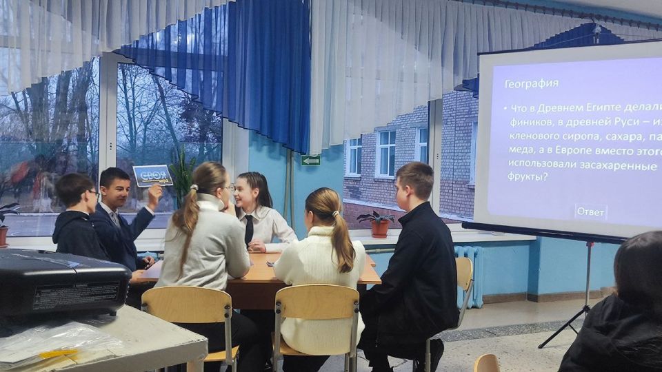 В Брянковской специализированной школе №23» состоялось увлекательное и познавательное событие – интеллектуальная игра "Своя игра", организованная советником директора Анастасией Грейцер В Брянковской специализированной школе №23» состоялось увлекательное и познавательное событие – интеллектуальная игра "Своя игра", организованная советником директора Анастасией Грейцер