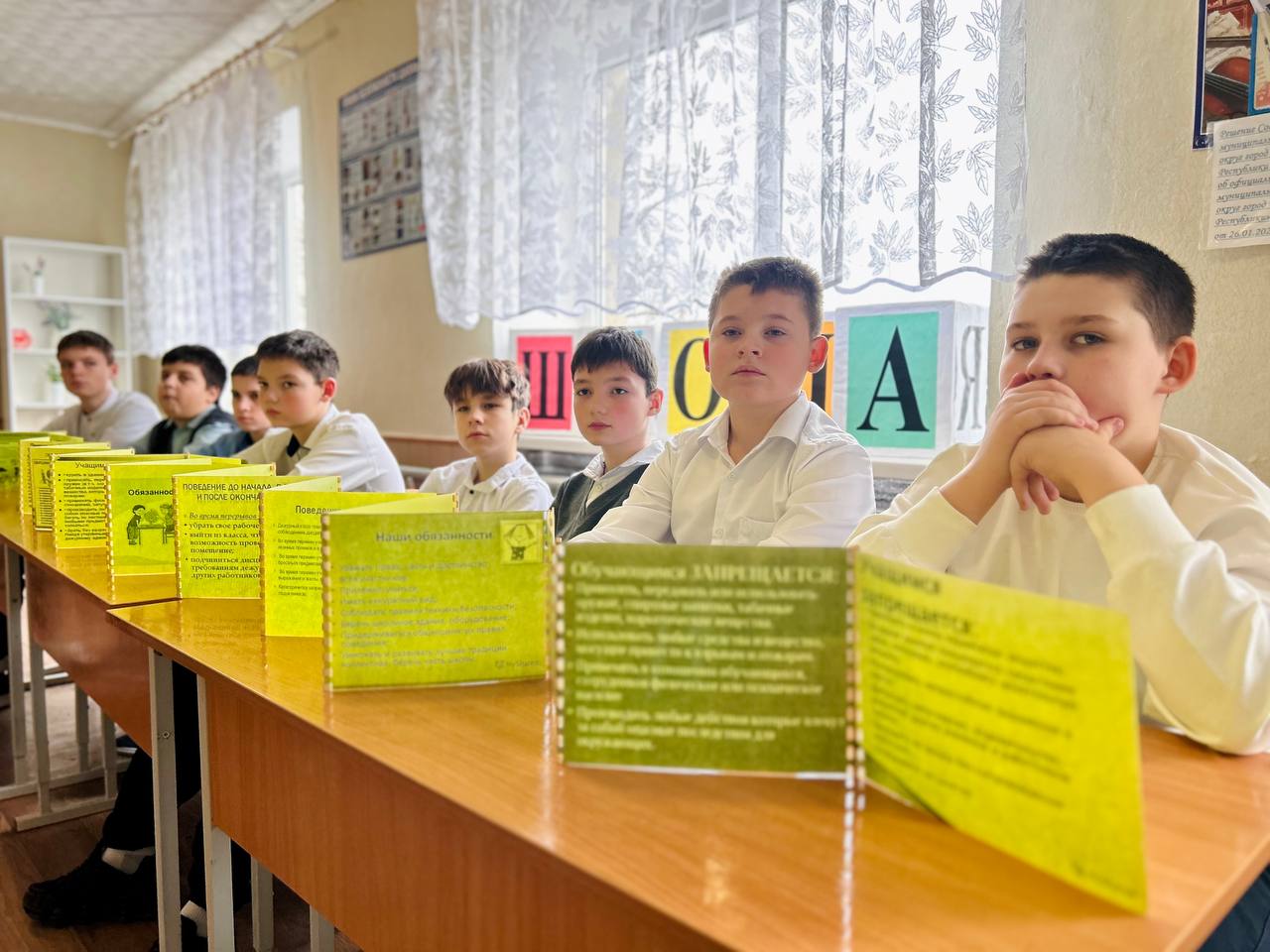 Сегодня начальник отдела по вопросам опеки, попечительства и патронажа Попова Ирина провела семинар для родителей и педагогов Кленовской школы им. Гвардии капитана Д.М. Мирошникова на тему «Защита прав и достоинства ребёнка» Сегодня начальник отдела по вопросам опеки, попечительства и патронажа Попова Ирина провела семинар для родителей и педагогов Кленовской школы им. Гвардии капитана Д.М. Мирошникова на тему «Защита прав и достоинства ребёнка»