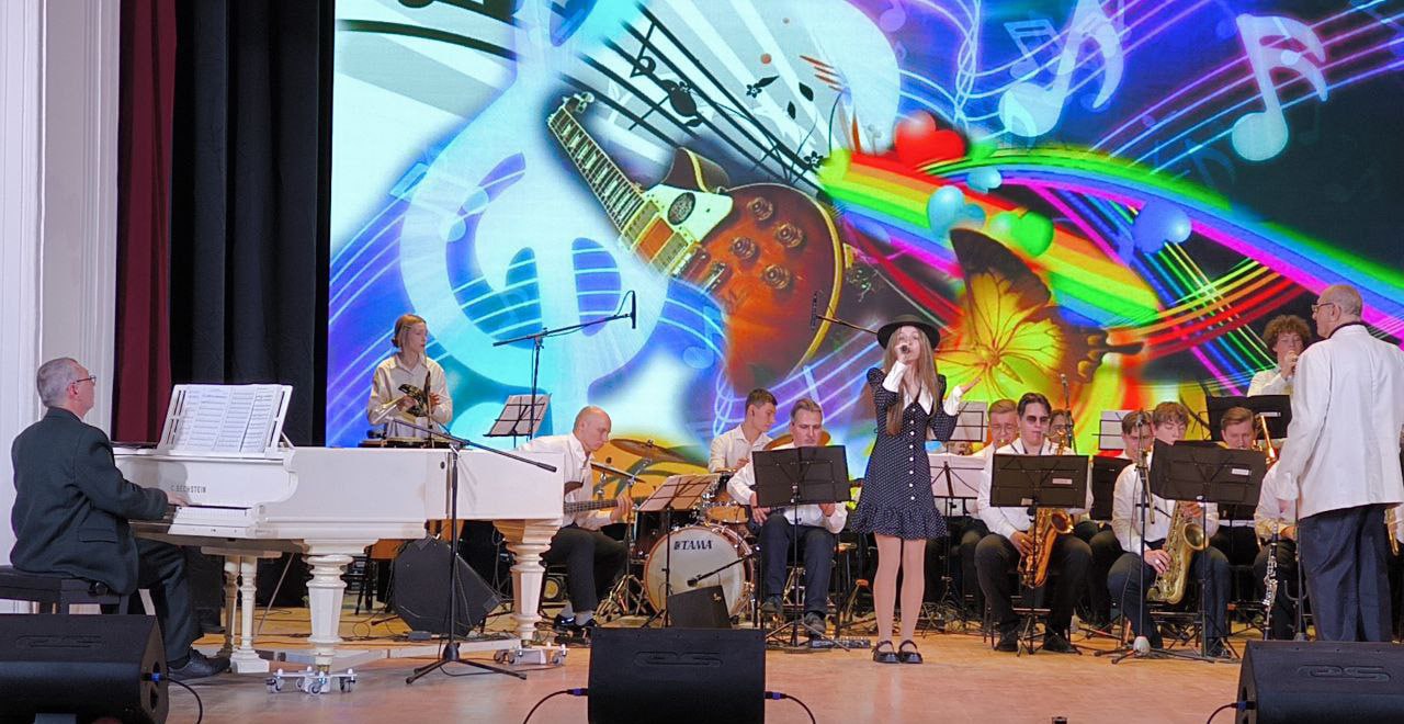 Юные воспитанники «Зари» дебютировали на Красной площади, выступив вместе с джаз-бэндом!