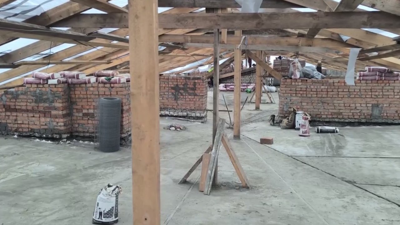 Строители тюменской компании «СТИЛЛ» успешно завершили заливку стяжки на одной части кровли дома №9 по улице П. Котова. Перед этим, после демонтажа старого покрытия, крыша была тщательно очищена до основания Строители тюменской компании «СТИЛЛ» успешно завершили заливку стяжки на одной части кровли дома №9 по улице П. Котова. Перед этим, после демонтажа старого покрытия, крыша была тщательно очищена до основания