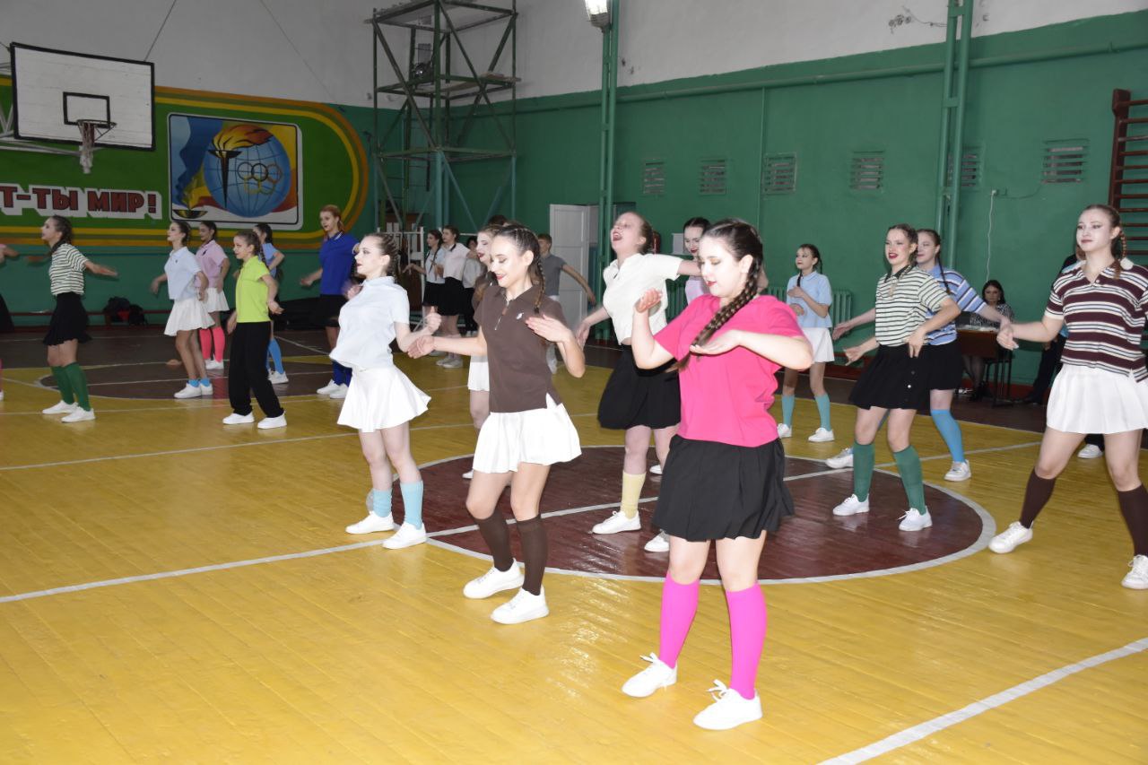 В Красном Луче в Межшкольном центре военно-патриотического воспитания и профессиональной ориентации учащихся состоялся спортивный праздник ко Дню волонтера В Красном Луче в Межшкольном центре военно-патриотического воспитания и профессиональной ориентации учащихся состоялся спортивный праздник ко Дню волонтера