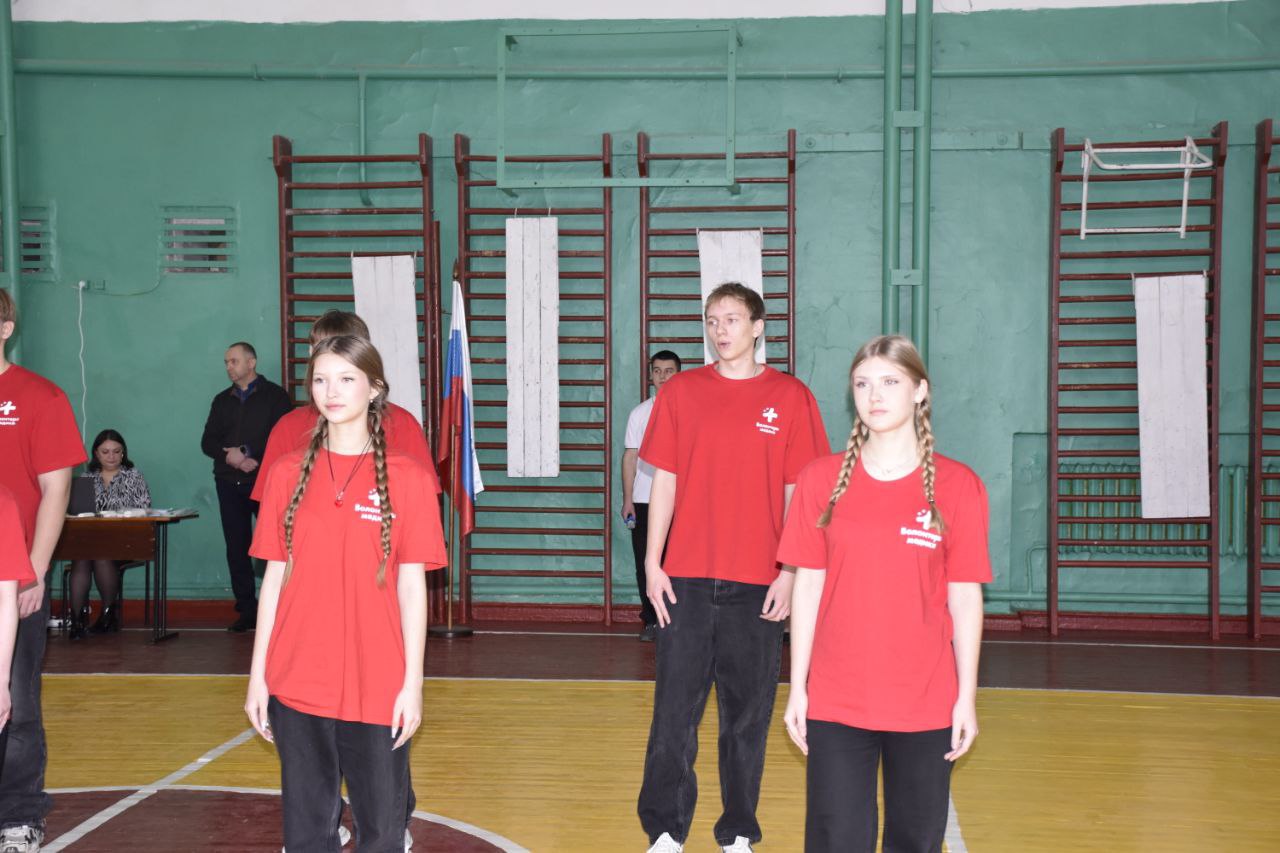 В Красном Луче в Межшкольном центре военно-патриотического воспитания и профессиональной ориентации учащихся состоялся спортивный праздник ко Дню волонтера В Красном Луче в Межшкольном центре военно-патриотического воспитания и профессиональной ориентации учащихся состоялся спортивный праздник ко Дню волонтера