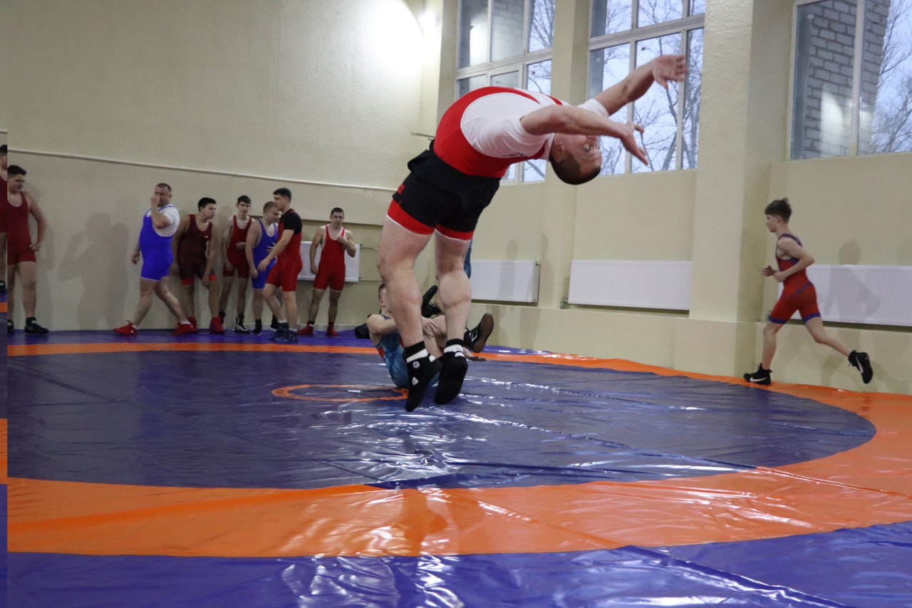 В Стахановской спортивной школе № 1 обновили два тренировочных зала В Стахановской спортивной школе № 1 обновили два тренировочных зала