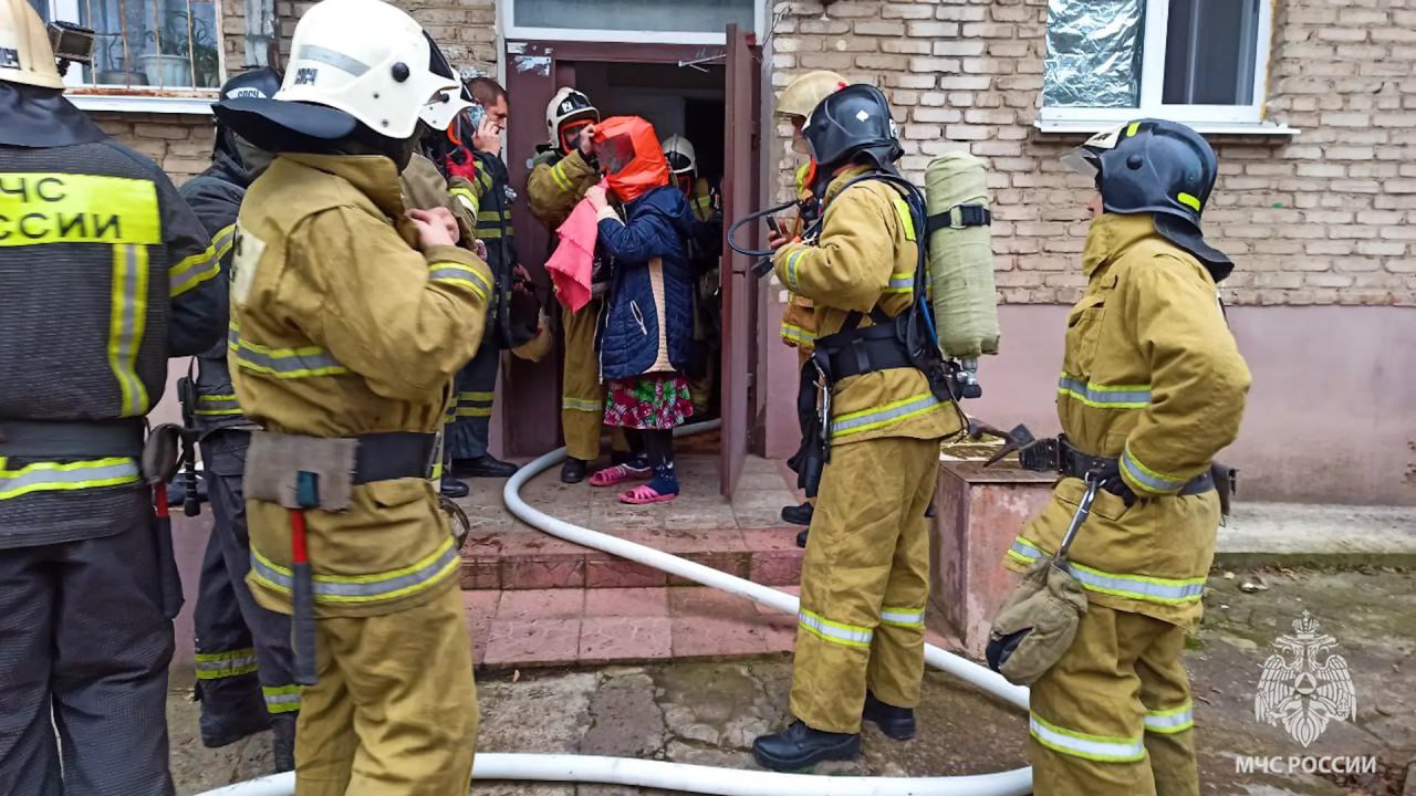 В Луганске пожарные спасли жителей из горящей многоэтажки В Луганске пожарные спасли жителей из горящей многоэтажки