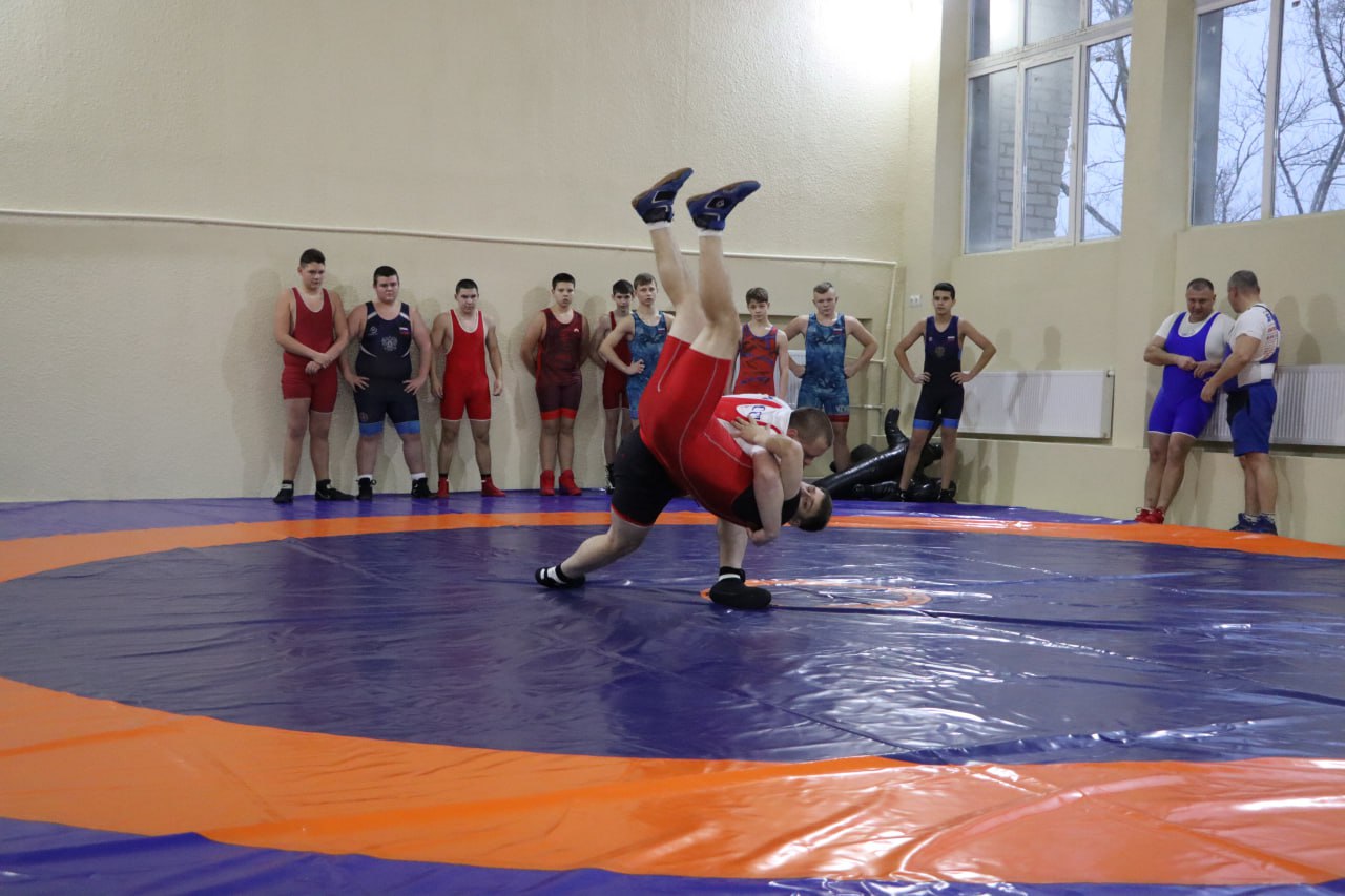 В Стахановской спортивной школе № 1 обновили два тренировочных зала В Стахановской спортивной школе № 1 обновили два тренировочных зала