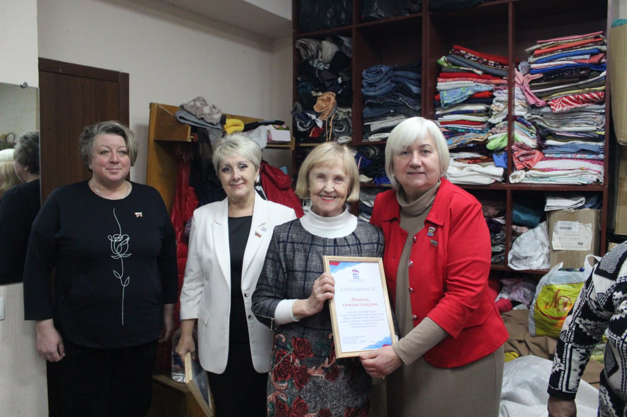 Единороссы Славяносербщины поздравили с Днем добровольца коллектив кружка для серебряных волонтеров «Рукотворные чудеса», который на постоянной основе оказывает помощь нашим защитникам Единороссы Славяносербщины поздравили с Днем добровольца коллектив кружка для серебряных волонтеров «Рукотворные чудеса», который на постоянной основе оказывает помощь нашим защитникам