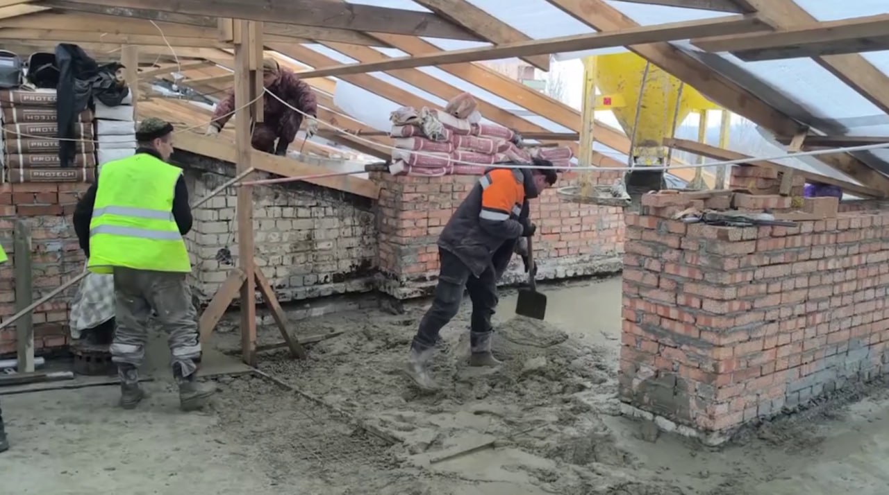 Строители тюменской компании «СТИЛЛ» успешно завершили заливку стяжки на одной части кровли дома №9 по улице П. Котова. Перед этим, после демонтажа старого покрытия, крыша была тщательно очищена до основания Строители тюменской компании «СТИЛЛ» успешно завершили заливку стяжки на одной части кровли дома №9 по улице П. Котова. Перед этим, после демонтажа старого покрытия, крыша была тщательно очищена до основания